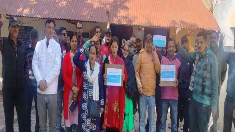 नाराज़गी: जल भराव से परेशान ग्रामीणों ने सिंचाई विभाग के दफ्तर पर की तालाबंदी 
