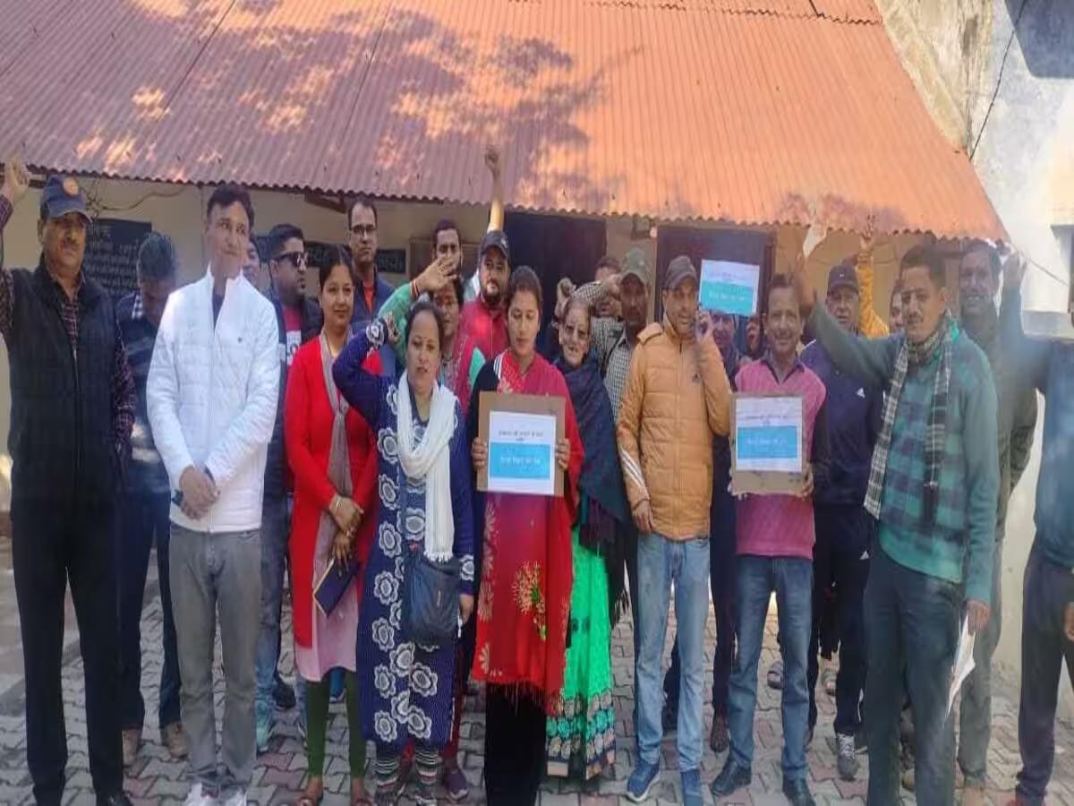 नाराज़गी: जल भराव से परेशान ग्रामीणों ने सिंचाई विभाग के दफ्तर पर की तालाबंदी 