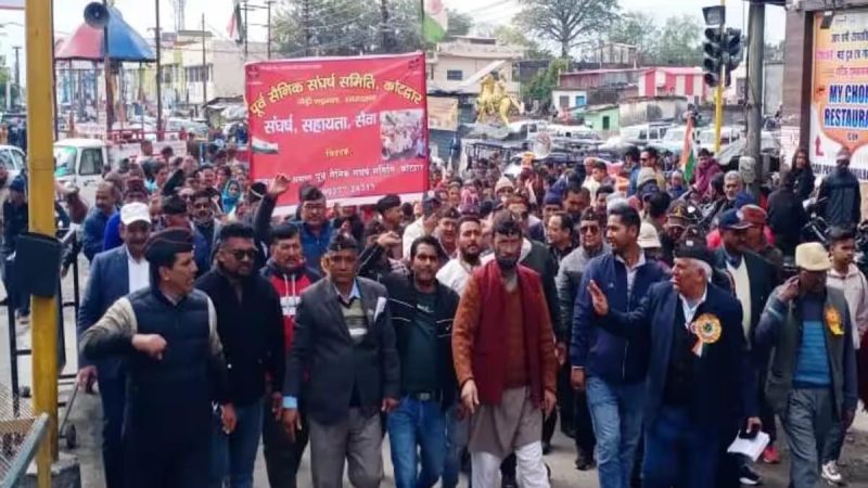 आक्रोश: पुल के पुनर्निर्माण में हो रही लेटलतीफ़ी को लेकर सड़क पर फूटा भाबर के लोगों का ग़ुस्सा