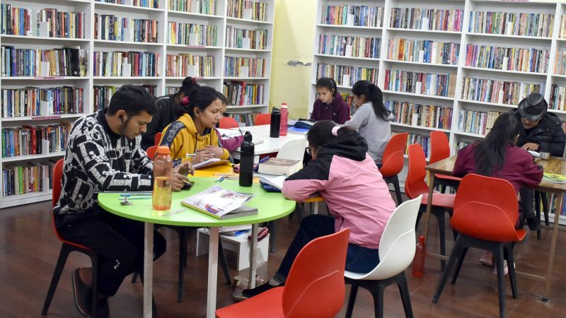 सराहनीय: डीएम खुराना ने ई-लाइब्रेरी के जरिए खोली युवाओं के सपने साकार करने की राह 