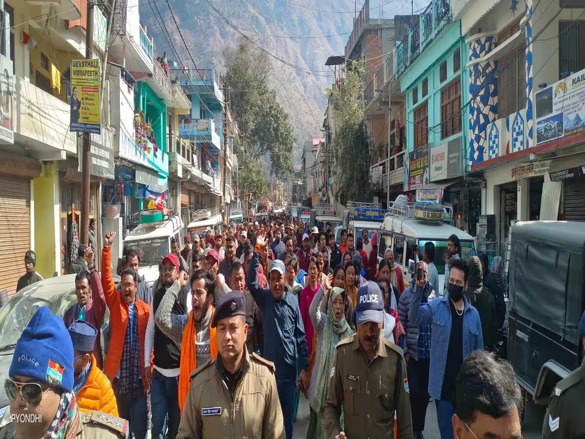आक्रोश: धारचूला में सड़क पर उतरा जनाक्रोश, बाहरी लोगों को हटाए जाने की मांग पर निकाला जुलूस