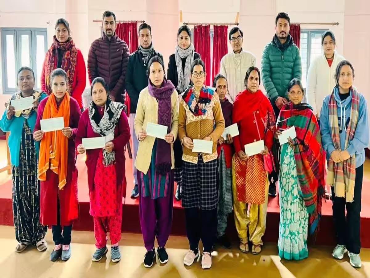 रीप: आठ अति गरीब परिवारों को रोजगार हेतु दिया ब्याज मुक्त ऋण,  ब्लाॅक प्रमु़ख रुचि कैंत्यूरा ने बांटे चैक