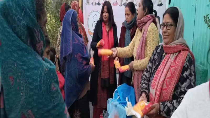 सहयोग: महिला कांग्रेस की जिला कमेटी ने महिलाओं को बांटे सेनेटरी नैपकिन