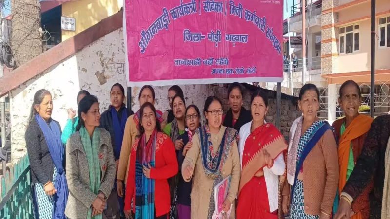 आवाज़: यहा़ं आंगनबाड़ी कार्यकर्ताओं ने किया प्रदर्शन, सांकेतिक धरना देकर उठाईं मांगें