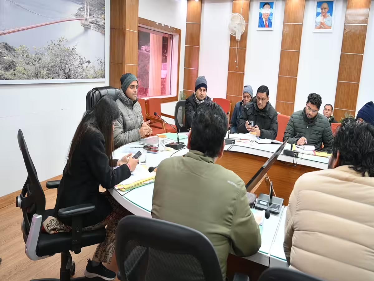 सुनवाई: डीएम ने जनता मिलन कार्यक्रम में किया बीस शिकायतों का मौके पर समाधान  