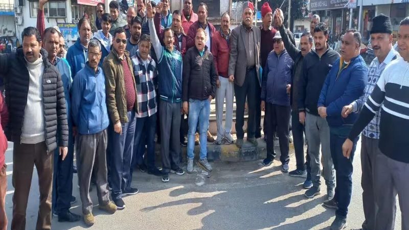 आक्रोश: डग्गामार बसों के संचालन को लेकर परिवहन व्यवसायी खफ़ा, प्रदर्शन के माध्यम से किया गुस्से का इज़हार