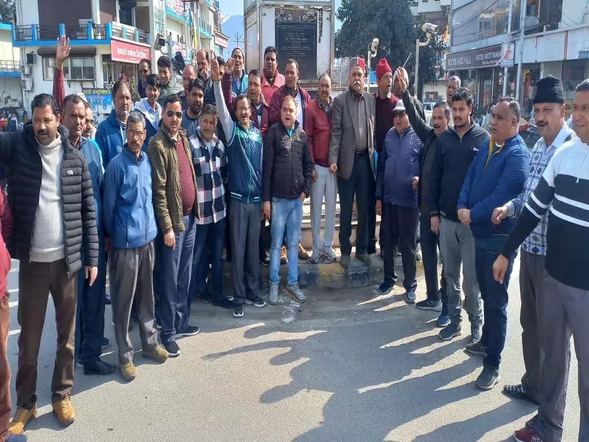 आक्रोश: डग्गामार बसों के संचालन को लेकर परिवहन व्यवसायी खफ़ा, प्रदर्शन के माध्यम से किया गुस्से का इज़हार