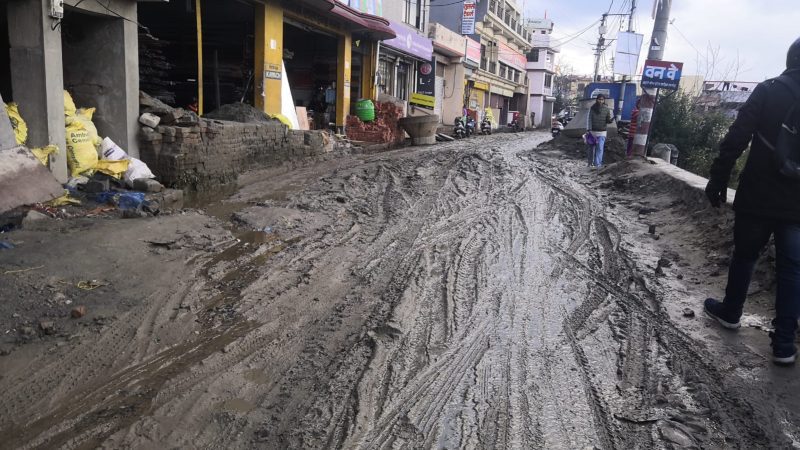 दिक्कत: सीवर लाइन का कार्य चलने के कारण माल रोड में भरा कीचड़, लोगों को आवा-जाही में परेशानी