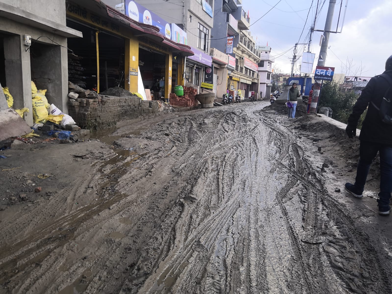 दिक्कत: सीवर लाइन का कार्य चलने के कारण माल रोड में भरा कीचड़, लोगों को आवा-जाही में परेशानी