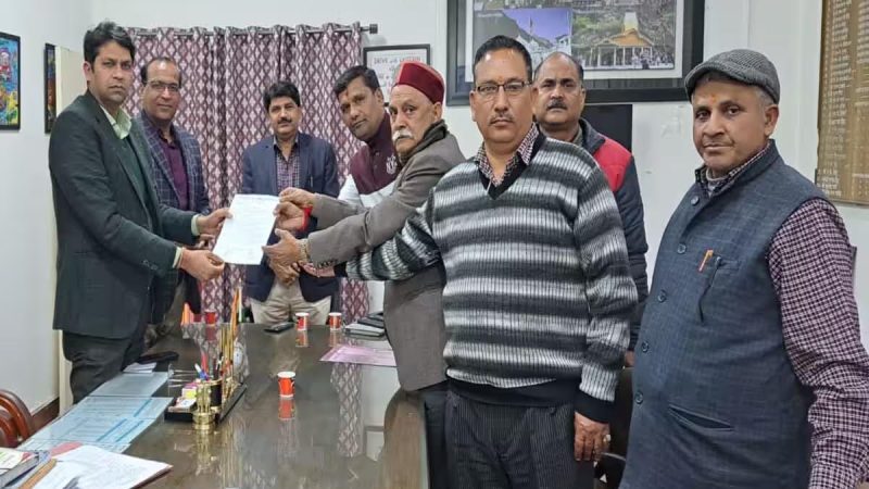 आक्रोश: टैक्स में बढोत्तरी से परिवहन व्यवसायी खफा, आरटीओ को सौंपा ज्ञापन