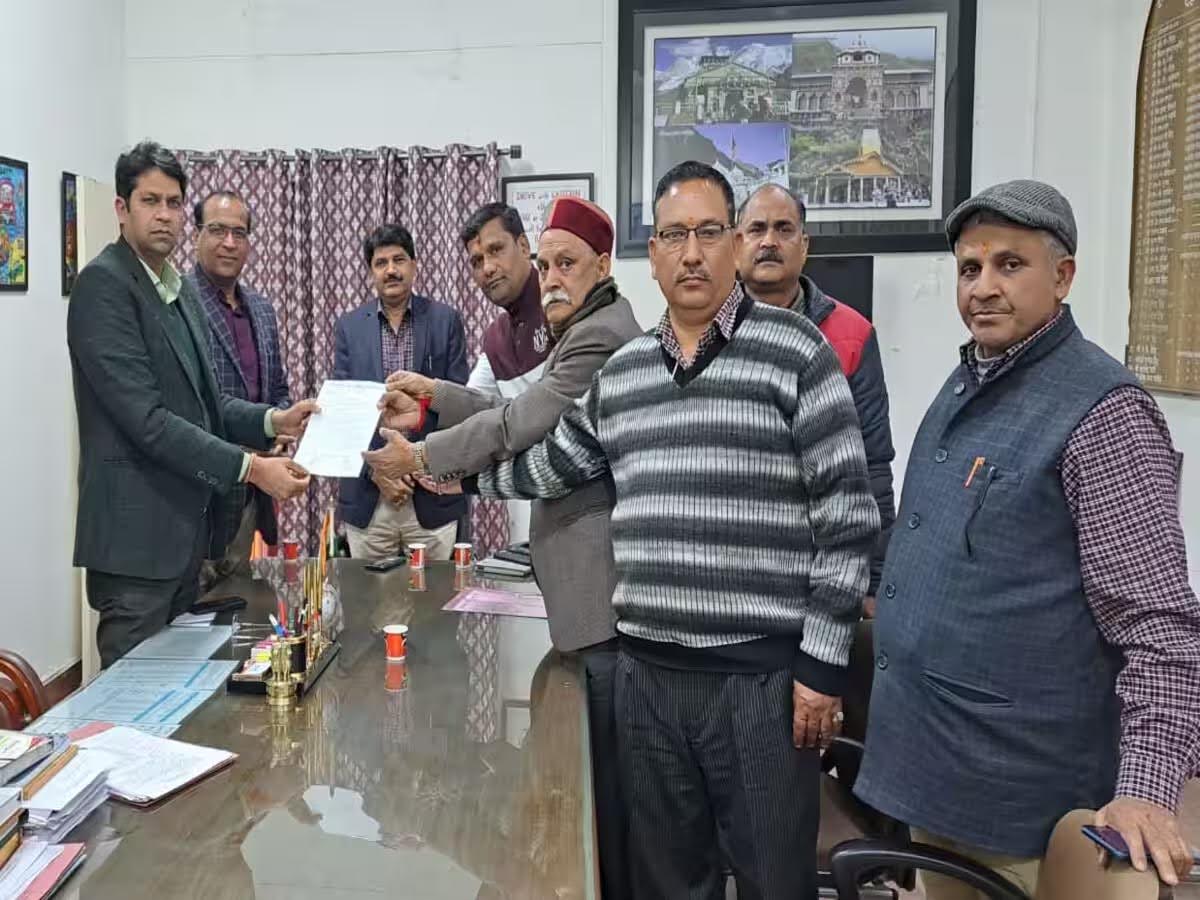 आक्रोश: टैक्स में बढोत्तरी से परिवहन व्यवसायी खफा, आरटीओ को सौंपा ज्ञापन