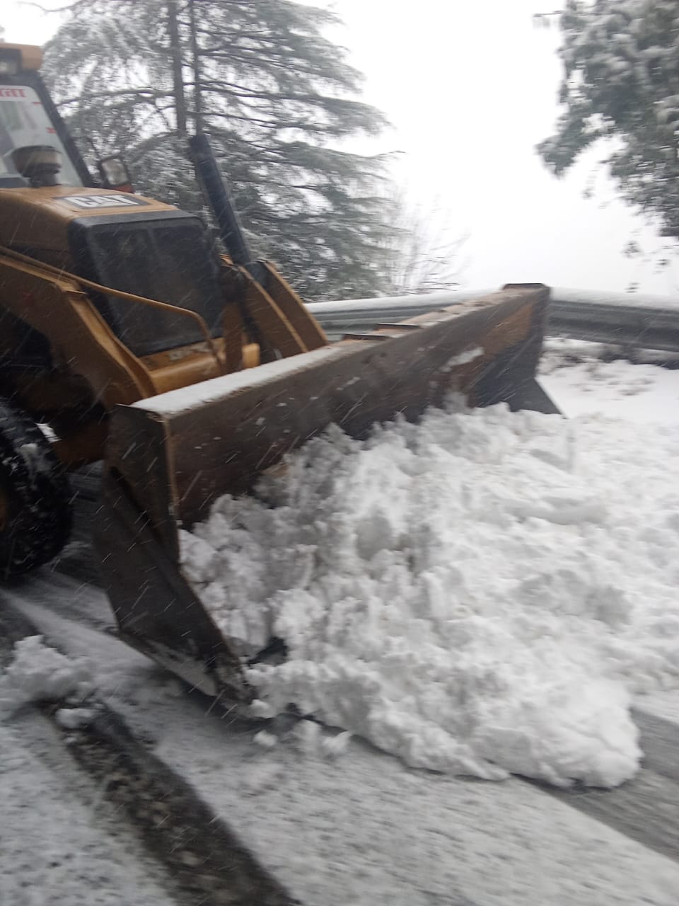 दिक्कत: यहां बारिश व बर्फबारी से हुआ जनजीवन अस्त-व्यस्त,  प्रशासन ने बहाल करायीं जन सेवाएं