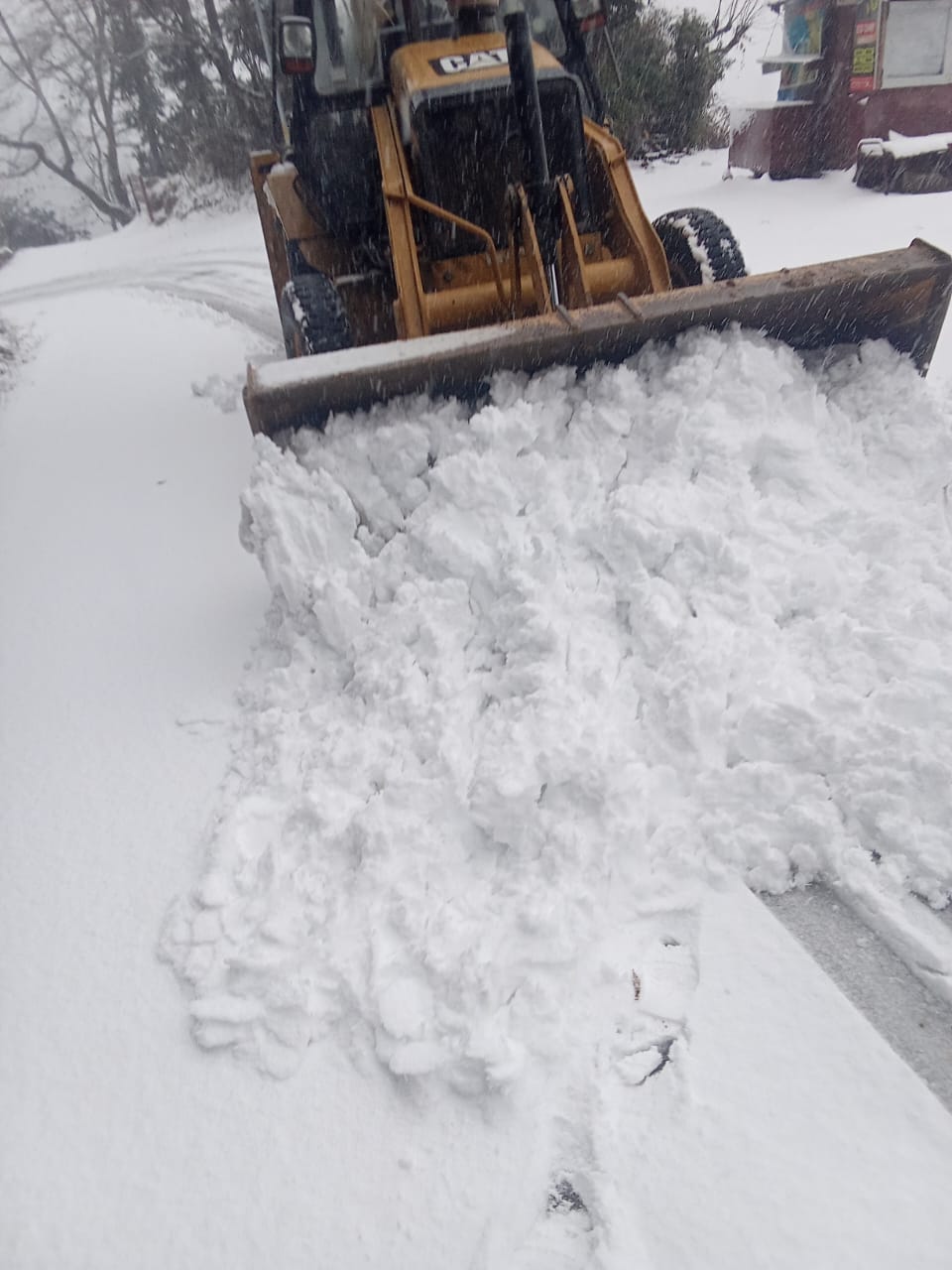 दिक्कत: बर्फबारी के कारण गंगोत्री-यमुनोत्री हाईवे बाधित, ग्रामीण मार्गों पर भी आवाजाही मुश्किल