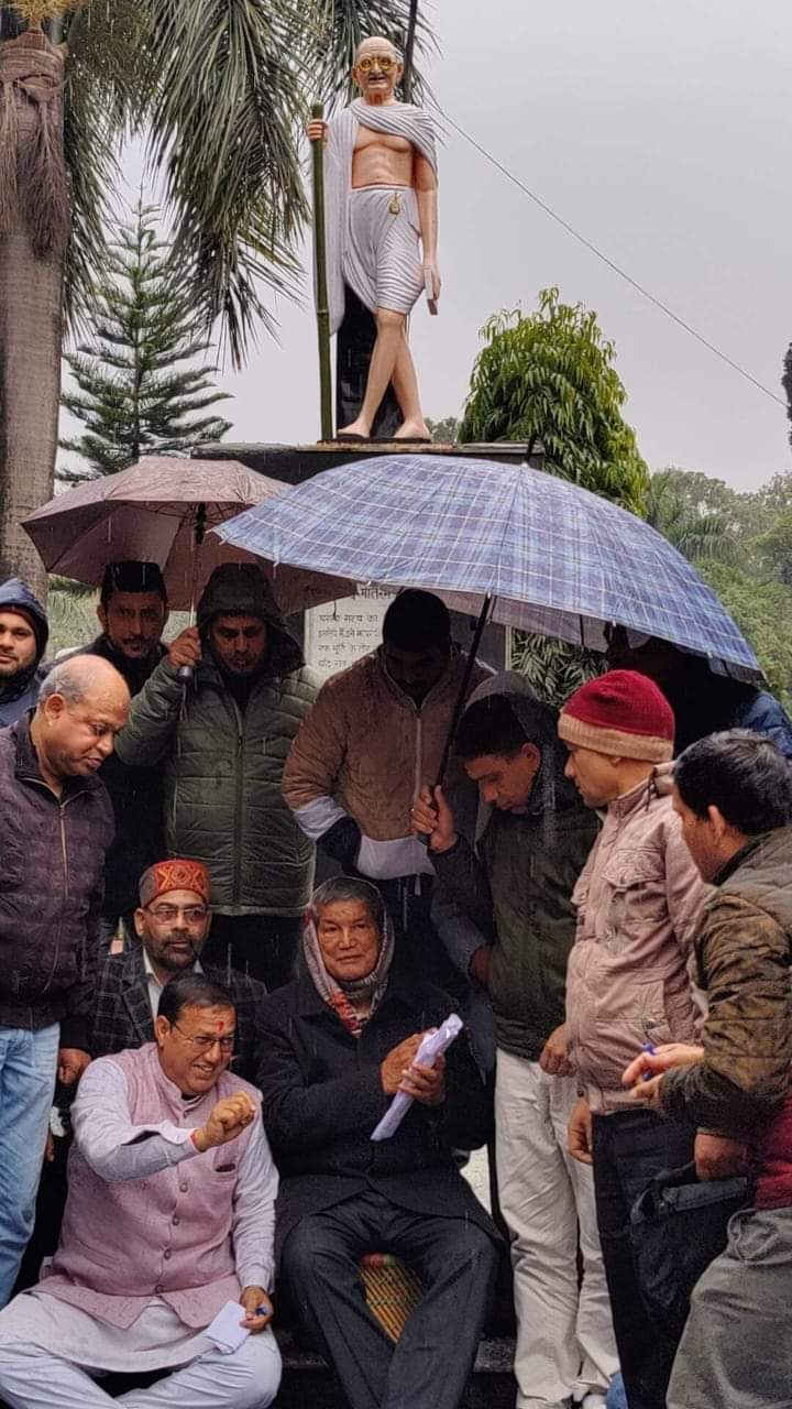 आवाज़: टिहरी विस्थापितों के भूमिधरी अधिकारों की मांग को लेकर उपवास पर बैठे पूर्व सीएम हरीश रावत