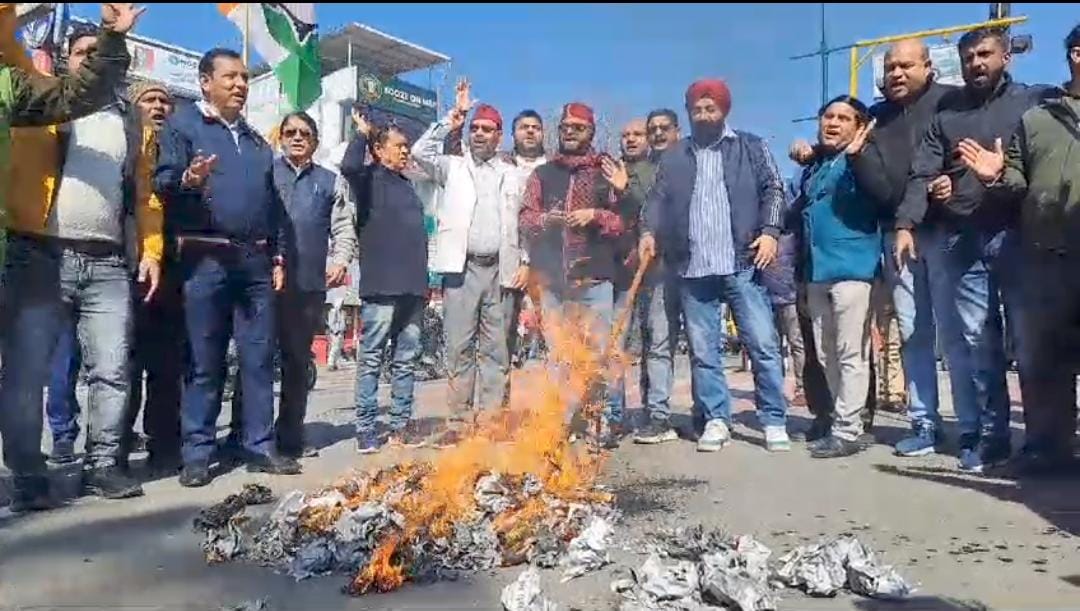 आक्रोश: भाजपा प्रदेश प्रभारी के बयान से कांग्रेसियों में उबाल, पुतला फूंक कर किया गुस्से का इज़हार