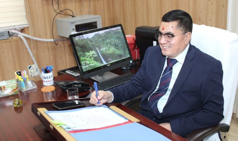 राहत: डीएम डाॅ मेहरबान सिंह बिष्ट के निर्देश के बाद जागा स्वास्थ्य विभाग, अलट्रसाउंड करने स्वयं पहुंचे सीएमओ