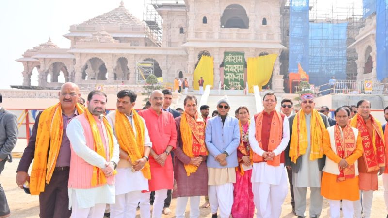 श्रद्धा: सीएम धामी ने सहयोगी मंत्रियों के साथ अयोध्या पहुंचकर किए रामलला के दर्शन