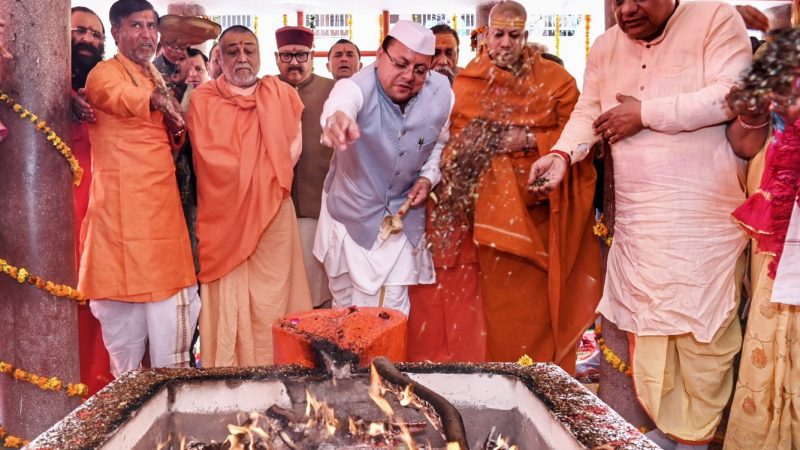 श्रद्धा: सीएम धामी ने जगदगुरू शंकराचार्य स्वामी राजराजेश्वराश्रम महाराज से भेंट कर लिया आशीर्वाद