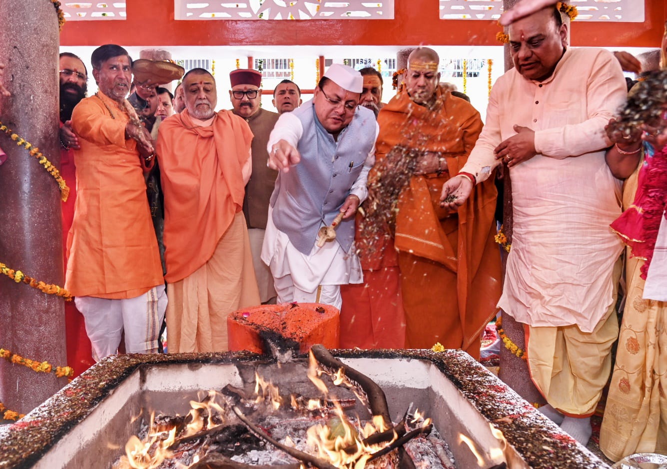 श्रद्धा: सीएम धामी ने जगदगुरू शंकराचार्य स्वामी राजराजेश्वराश्रम महाराज से भेंट कर लिया आशीर्वाद
