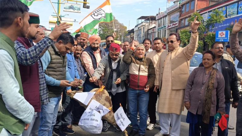 आक्रोश: पार्टी नेता पर हुए जानलेवा हमले के विरोध में महानगर कांग्रेस ने फूंका प्रदेश सरकार का पुतला