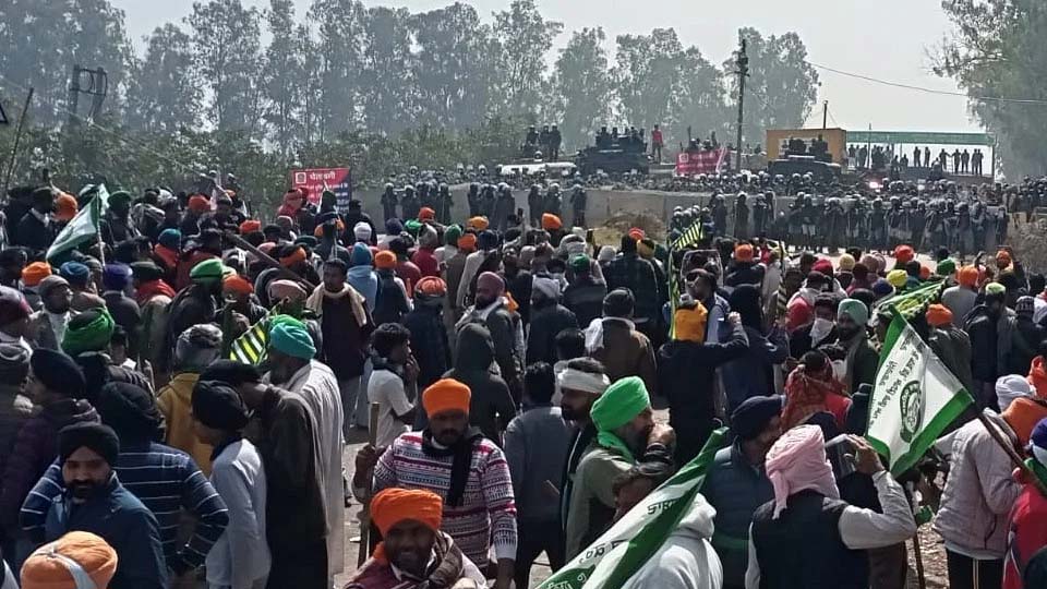 किसान आन्‍दोलन: पुलिस व प्रदर्शनकारियों में टकराव, 12 जवान घायल, दो किसानों की मौत की सूचना
