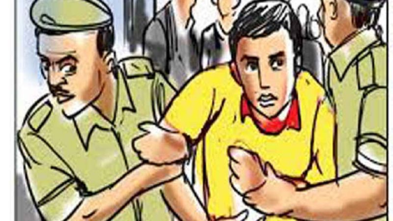 दुस्साहस: दुकान से नगदी चुराते पकड़े गए दो युवक, तलाशी में 17 मोबाइल फोन बरामद