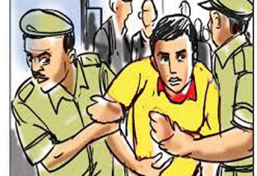 दुस्साहस: दुकान से नगदी चुराते पकड़े गए दो युवक, तलाशी में 17 मोबाइल फोन बरामद
