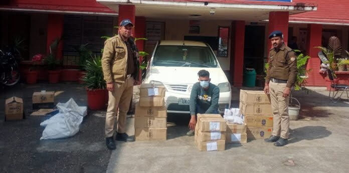 कामयाबी: 17 पेटी शराब समेत पुलिस के हत्थे चढ़ गया तस्कर, कार भी बरामद