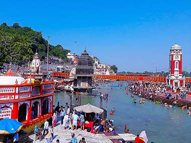   बसंत पंचमी पर श्रद्धालुओं ने गंगा में लगाई आस्था की डूबकी