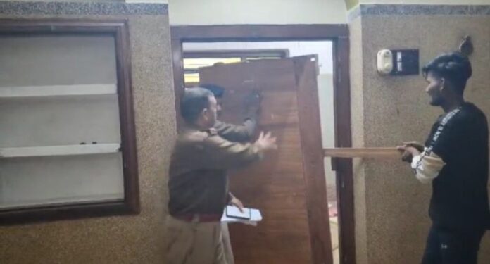 बड़ी खबर:  हल्द्वानी हिंसा के आरोपी अब्दुल मलिक के घर की खिड़की दरवाजे भी उखाड़ ले गई पुलिस