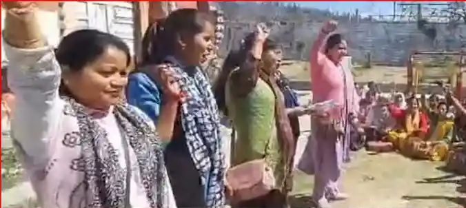 आक्रोश: आंगनबाड़ी कार्यकत्रियों ने  केंद्रों में जड़े ताले