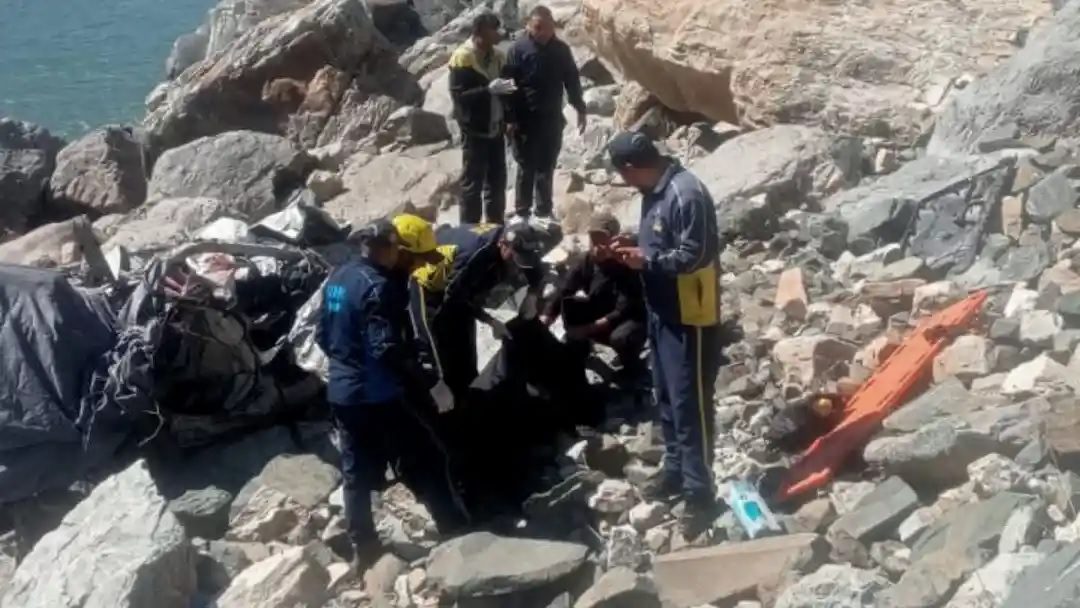भीषण हादसा: खाई में गिरा यात्री वाहन, 6 लोगों की मौत