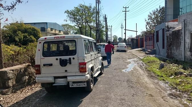 एक्शन: कोटद्वार की फार्मा फैक्टरी में छापा,नकली दवाओं का शक,पूछताछ जारी