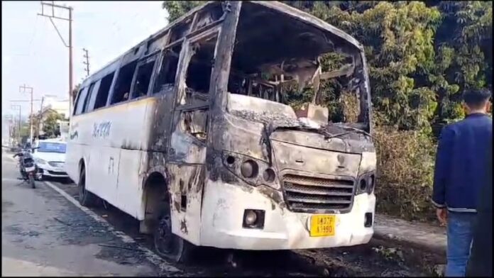 हादसा: रात को खड़ी बस में लग गयी आग, आस-पास के क्षेत्र में मचा हड़कंप