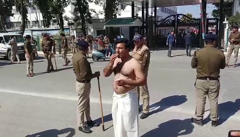  अज़ब ढंग: आप नेता ने विधानसभा के बाहर अर्धनग्न होकर किया प्रदर्शन