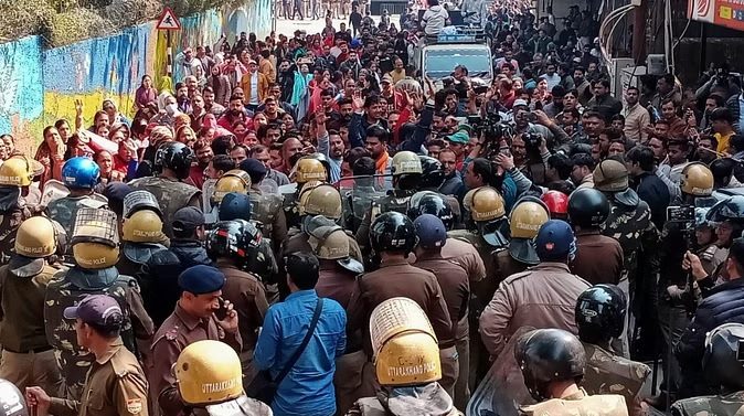 आक्रोश: उपनलकर्मियों ने किया सैनिक कल्याण मंत्री गणेश जोशी के आवास का घेराव