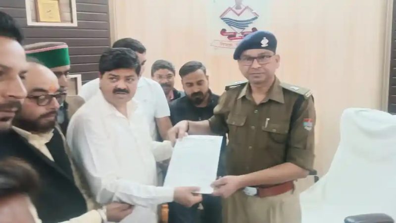 शिकायत: कुछ लोगों पर छवि धूमिल करने का आरोप, पूर्व कांग्रेस अध्यक्ष ने पुलिस को सौंपा पत्र