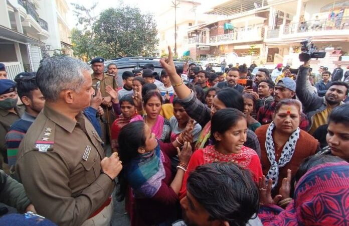 संदेहास्पद: फ्लैट में संदिग्ध अवस्था में पड़ा मिला किशोरी का शव, परिजनों ने किया जमकर हंगामा