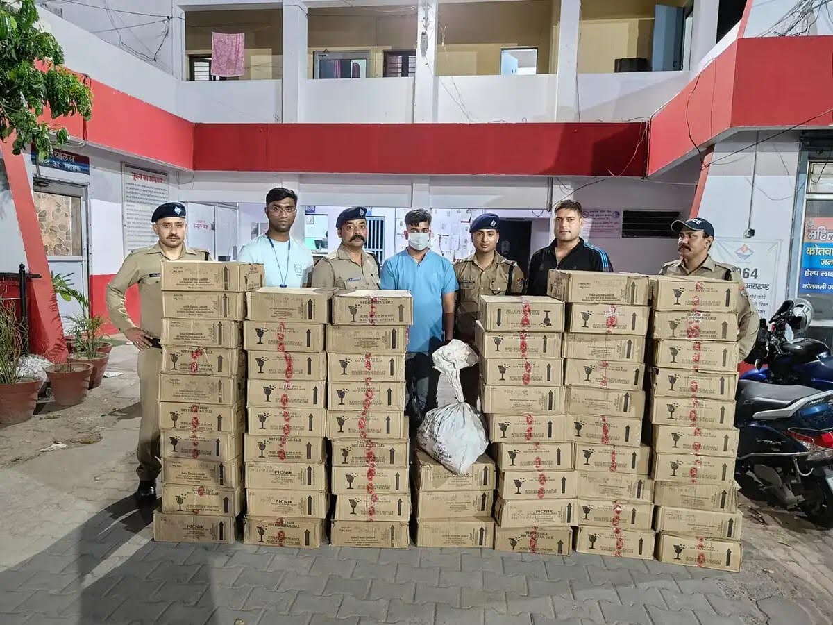 अभियान: पुलिस को मिली बड़ी कामयाबी, खंडहर से देसी शराब की 60 पेटी बरामद