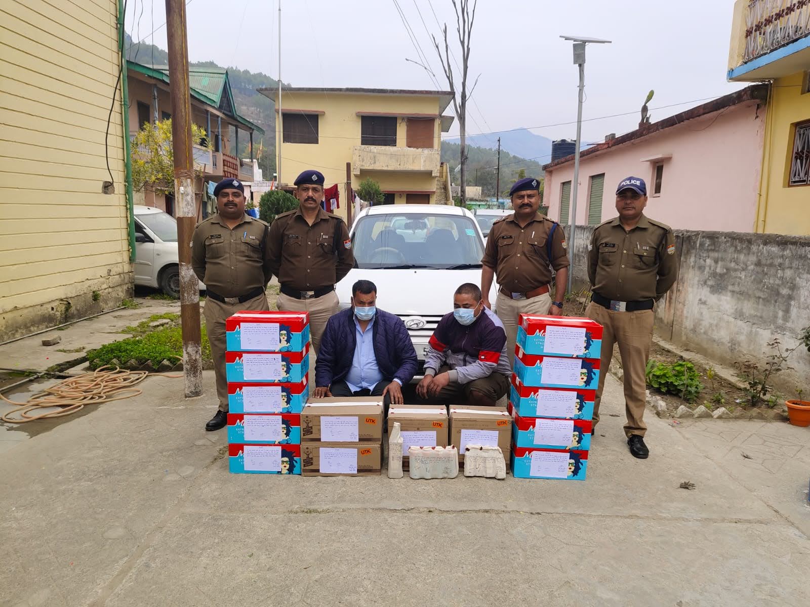 शिकंजा: कार से अवैध अंग्रेजी शराब बरामद, 02 गिरफ्तार