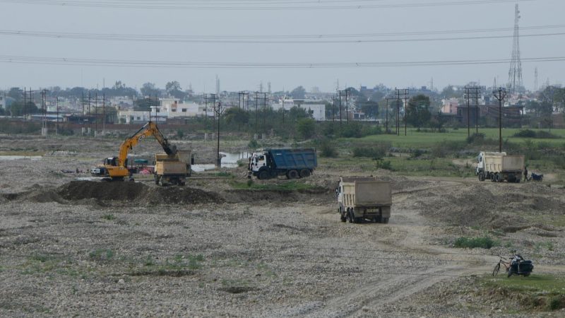 दुस्साहस: अधिकारियों की  मेहरबानी से लगातार नदियों का सीना  चीर रहे माफिया
