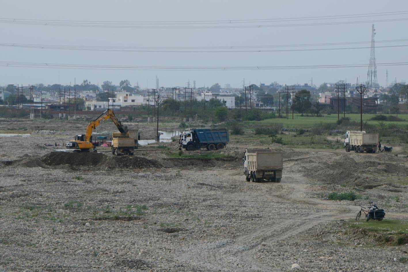 दुस्साहस: अधिकारियों की  मेहरबानी से लगातार नदियों का सीना  चीर रहे माफिया
