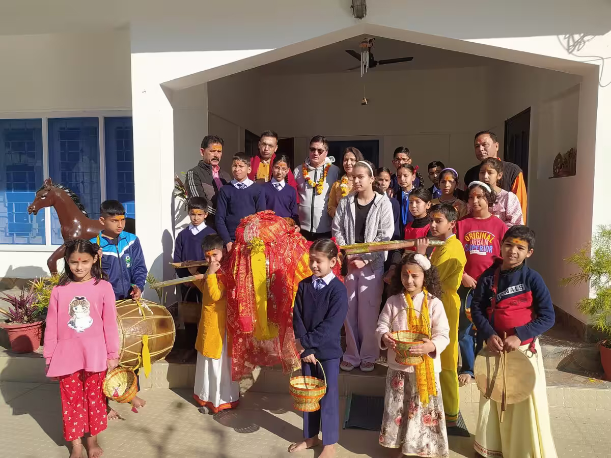 उत्साह: बाल फूल्यारियों ने डीएम डॉ. मेहरबान सिंह बिष्ट के संग मनाया फूलदेई पर्व