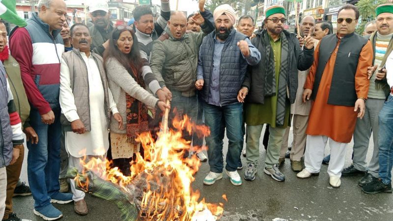 विरोध: मजदूरों को साइकिल न बंटने से कांग्रेसी खफ़ा, भाजपा विधायक का पुतला फूंक कर जताया आक्रोश