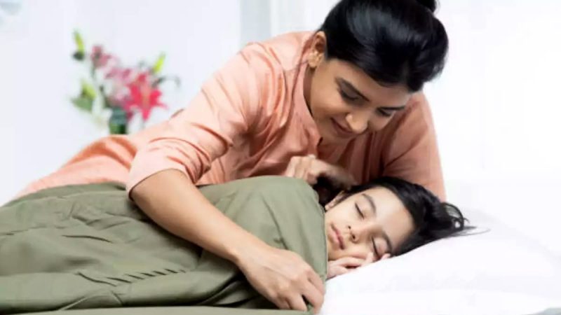 काम की बात: बच्चे के सोने के बाद क्या आप भी उनसे करते हैं बात, जानिए स्लीप टॉकिंग थेरेपी के फायदे