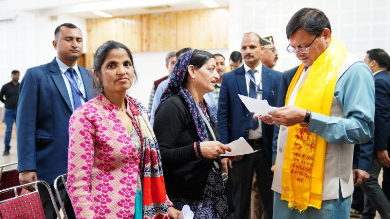 रूबरू: सीएम धामी ने कैंप कार्यालय में सुनीं प्रदेश के विभिन्न क्षेत्रों से पहुंचे लोगों की समस्याएं