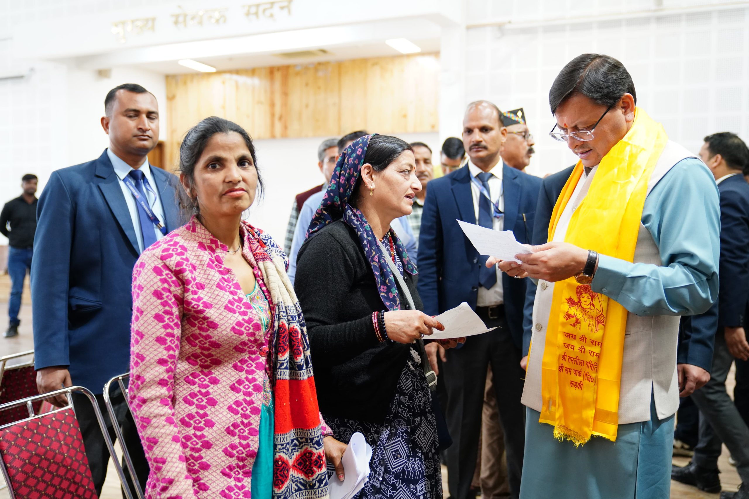 रूबरू: सीएम धामी ने कैंप कार्यालय में सुनीं प्रदेश के विभिन्न क्षेत्रों से पहुंचे लोगों की समस्याएं