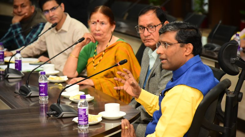 चुनाव तैयारी: मुख्य निर्वाचन अधिकारी ने मतदाता जन-जागरूकता कार्यक्रम में स्टेट आइकॉन से मांगा सहयोग