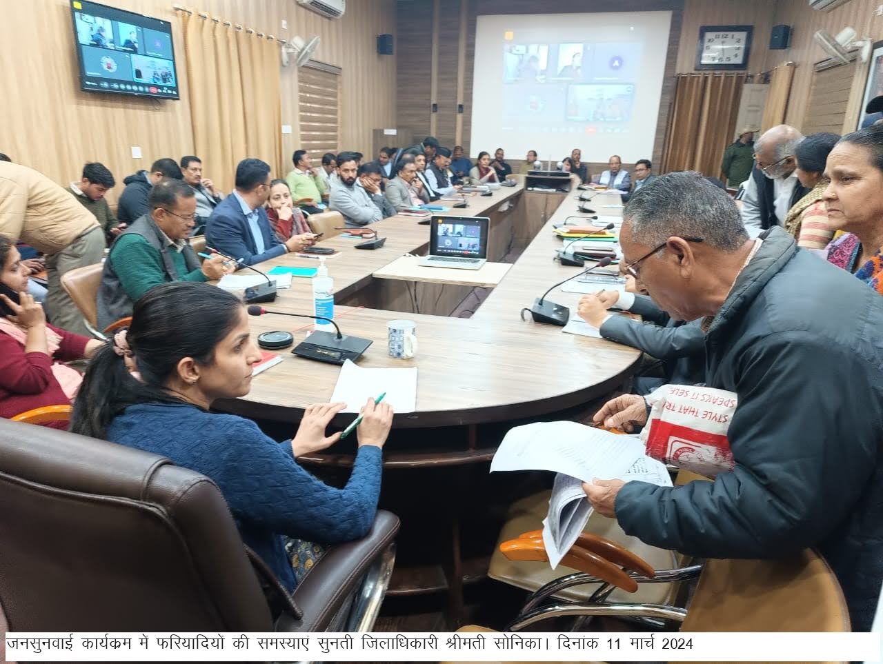 जनसुनवाई: डीएम सोनिका ने सुनीं शिकायतें, संबंधित अफसरों को दिए निराकरण के निर्देश