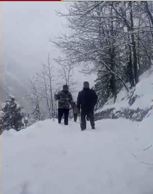 असुविधा: विशाल हिमखंडों से ढका गोमुख ट्रेक,पर्वतारोहियों को करना पड़ सकता है लंबा इंतजार